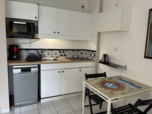 Kühlschrank, Mikrowelle, Herdplatte, Geschirrspüler