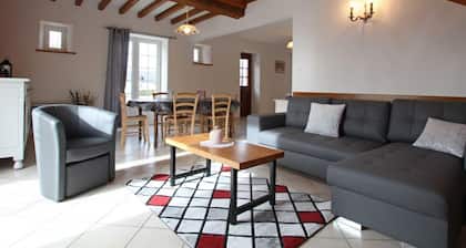 Charming House with Terrace, BBQ & Parking Near Historic Sites