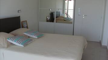 1 slaapkamer, een strijkplank/strijkijzer, gratis wifi