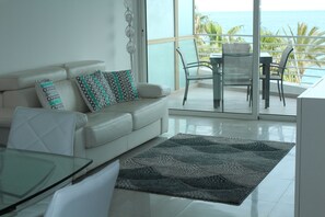 TV - Superb Sea Front Apartment Sea View (Cagnes-sur-Mer)