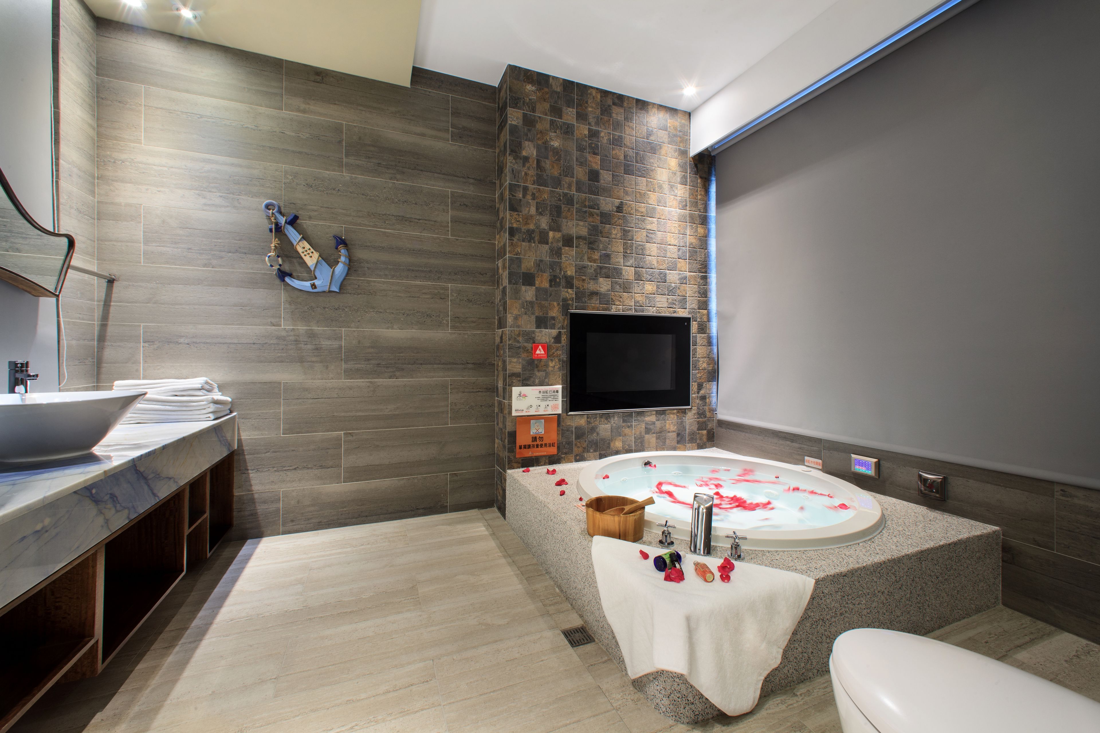 pirate themed family room | bathroom | free toiletries, hair dryer, slippers, towels