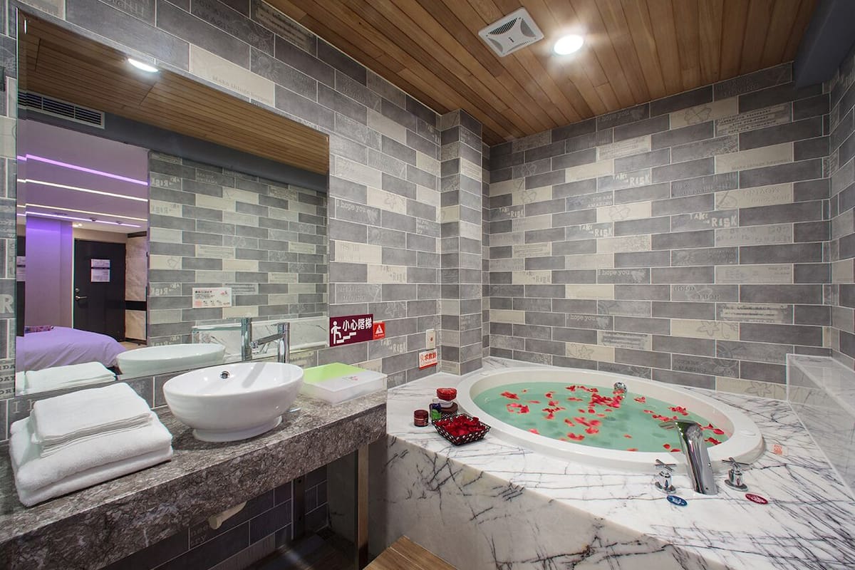 business suite | bathroom | free toiletries, hair dryer, slippers, towels