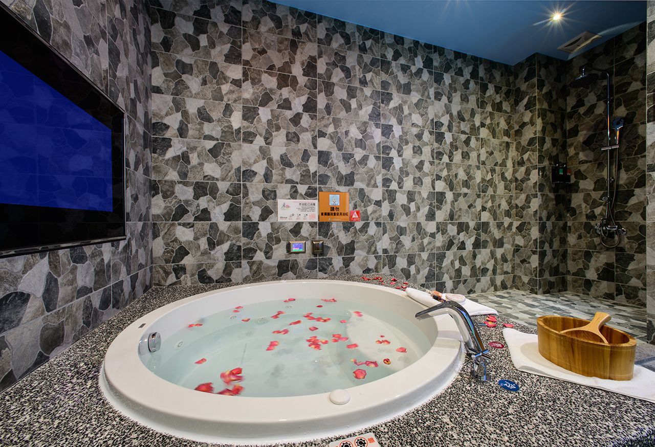 dinosaur themed family room | bathroom | free toiletries, hair dryer, slippers, towels