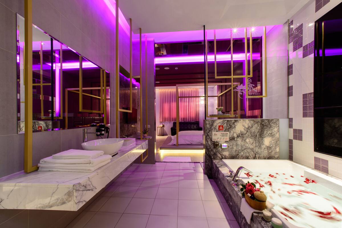 deluxe suite | bathroom amenities | free toiletries, hair dryer, slippers, towels