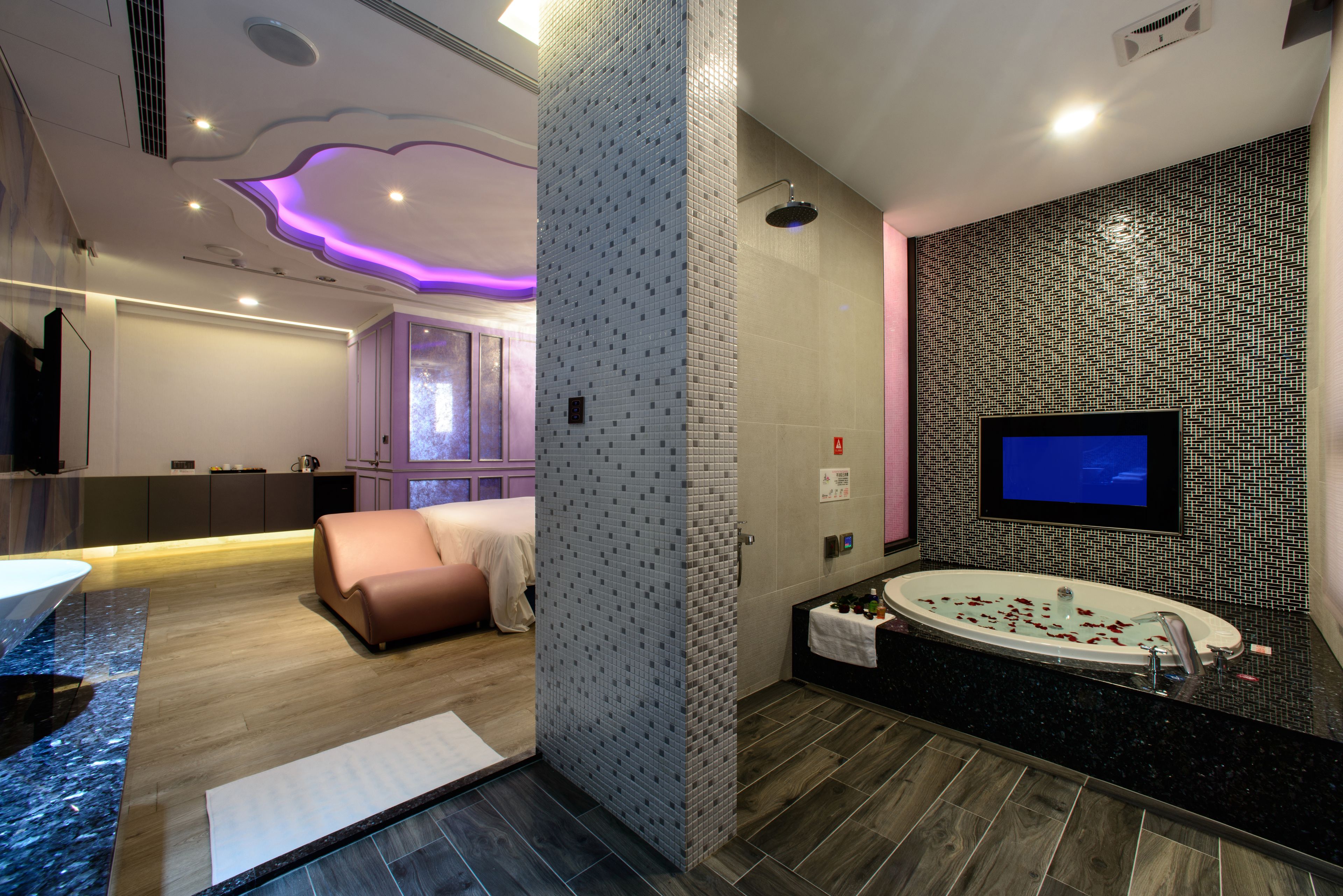 classic suite | bathroom | free toiletries, hair dryer, slippers, towels