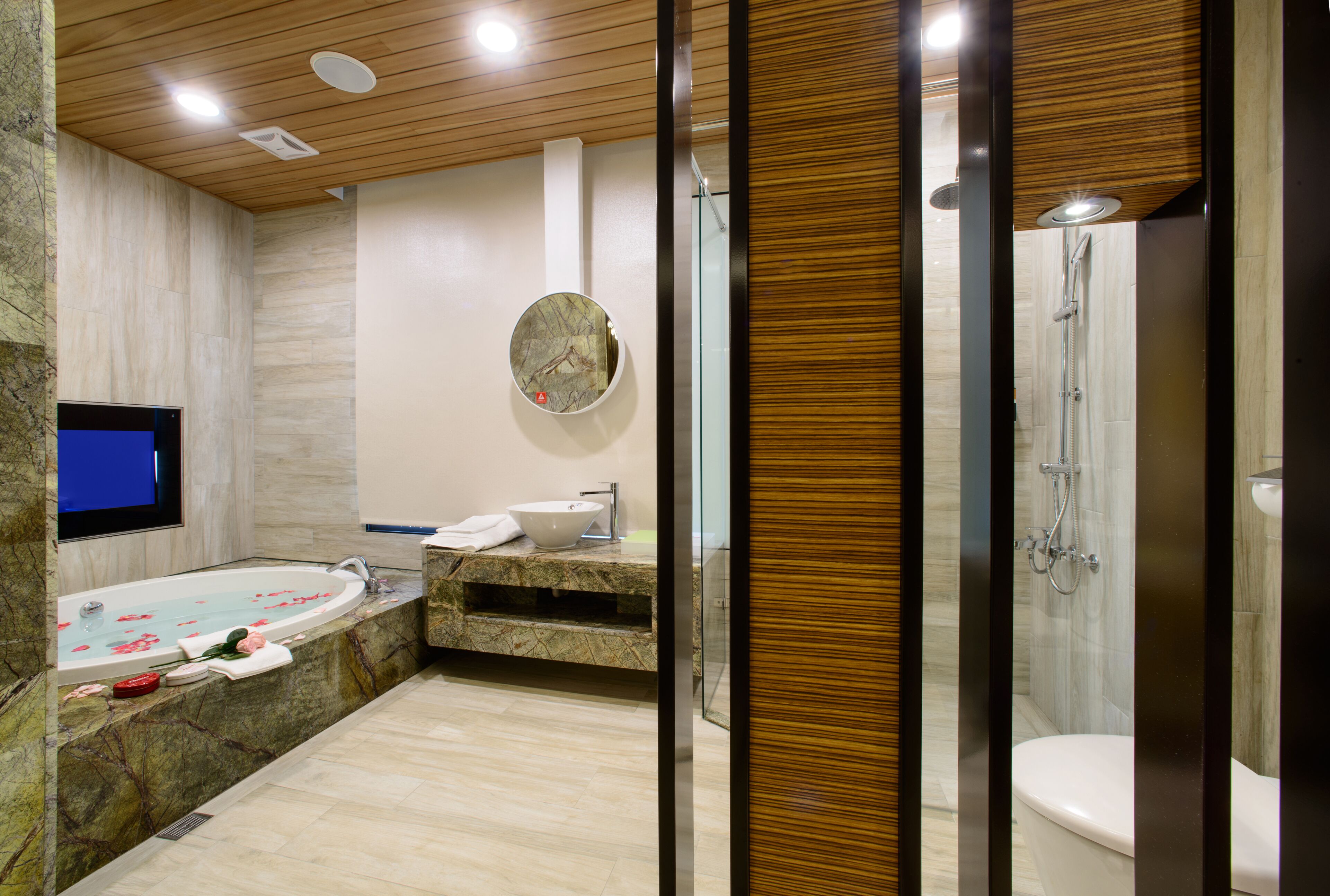 classic suite | bathroom | free toiletries, hair dryer, slippers, towels