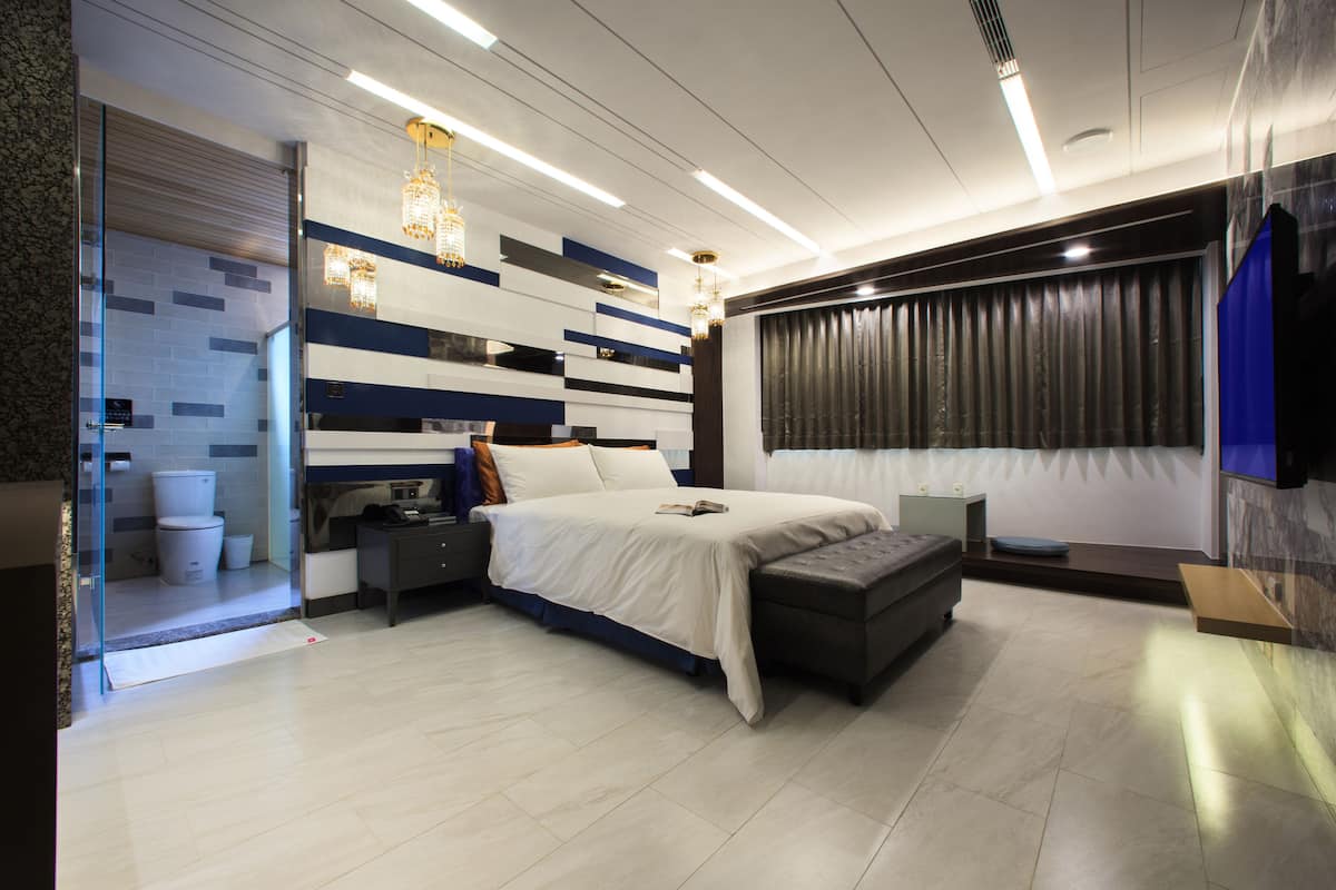 Business Suite | Peralatan tempat tidur premium, bar mini, meja