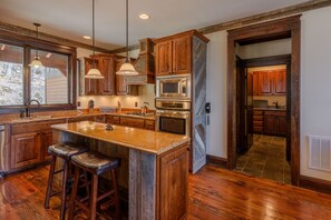 雪櫃、微波爐、焗爐、爐具