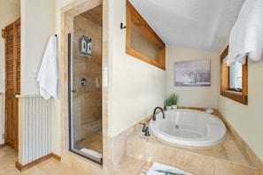 Douche, baignoire Ă jets, sĂšche-cheveux, serviettes fournies