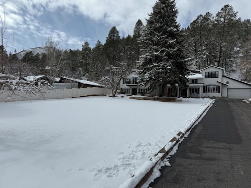 Spacious 7BR House with Hot Tub, Pool Table, Yard