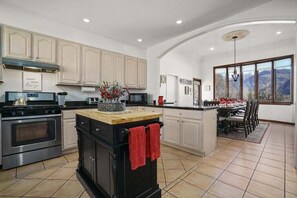Fridge, microwave, oven, stovetop - Spacious 7BR House with Hot Tub, Pool Table, Yard (Durango)