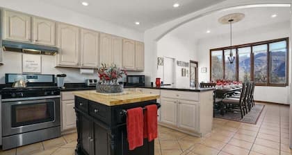 Grand 7BR Luxury Home, großartige Lage 10 min. in die Innenstadt, 20 min. zum Skifahren, zu Fuß zu den heißen Quellen