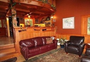 Smart TV, fireplace, DVD player, books - The Trail's Edge / "Captain's Quarters" Is A Gorgeous Retreat, In Any Season.  (Duluth)