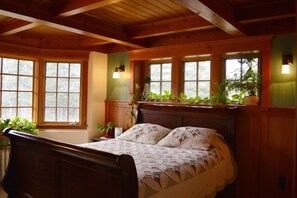 3 bedrooms, iron/ironing board, travel crib, free WiFi - The Trail's Edge / "Captain's Quarters" Is A Gorgeous Retreat, In Any Season.  (Duluth)