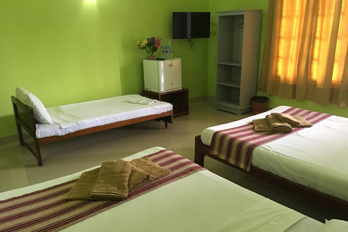 1 bedroom, desk, cots/infant beds, free wired Internet