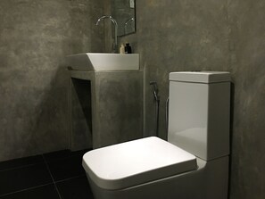 Standard Single Room | Bathroom | Shower, rainfall showerhead, free toiletries, hair dryer