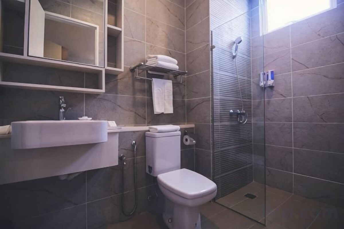 Baño | Ducha, artículos de higiene personal gratuitos y secador de pelo