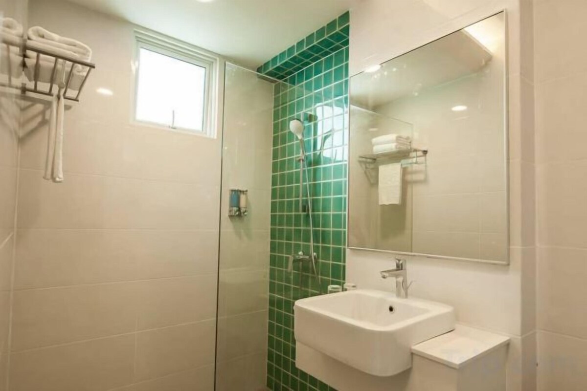 Salle de bain | Douche, articles de toilette gratuits, sèche-cheveux, chaussons