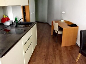 Stovetop, cookware/dishes/utensils - Hotel Altschwabing (Munich)