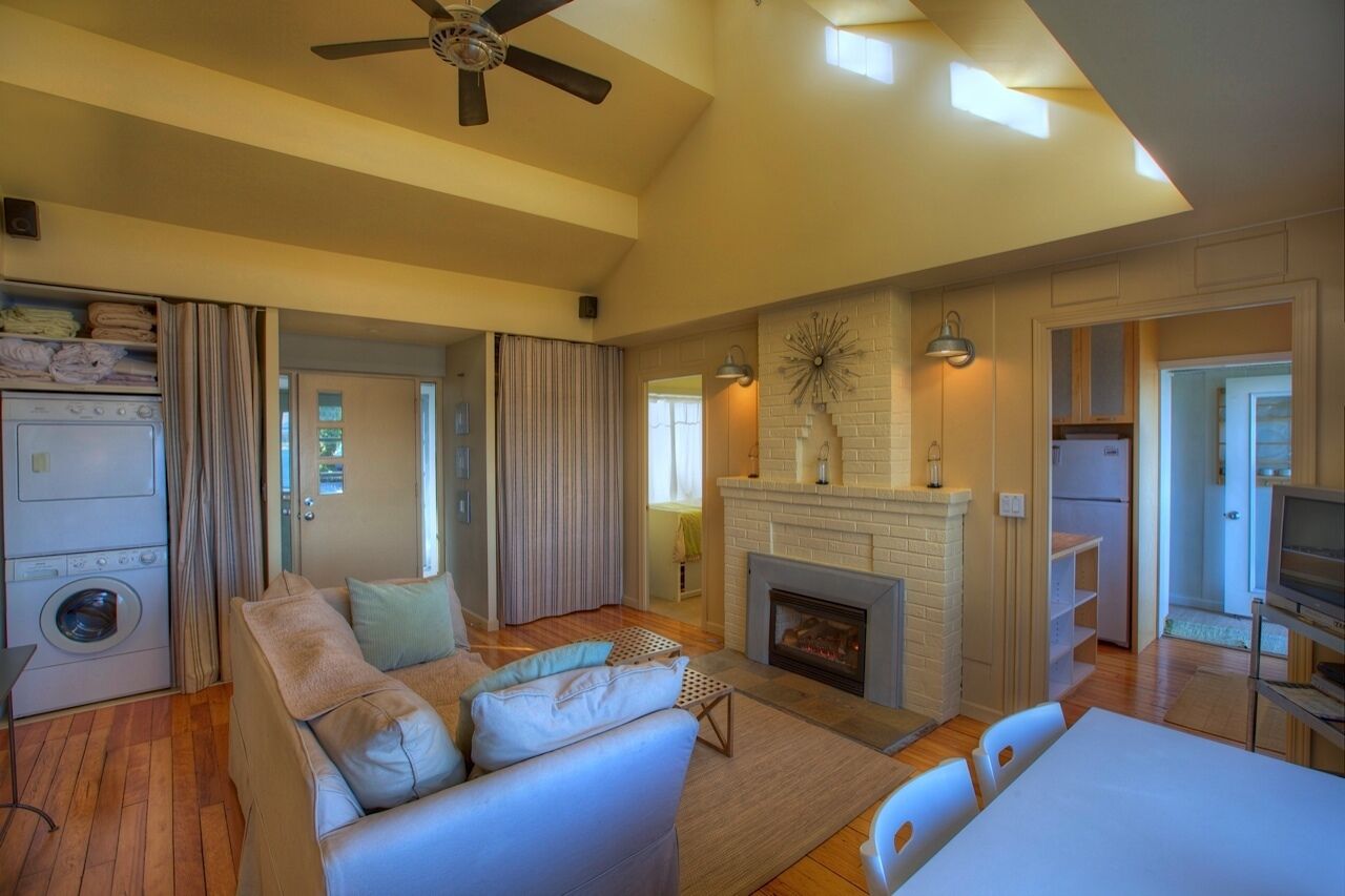 Smart-tv, eldstad, dvd-spelare och böcker