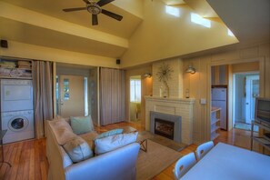 Älytelevisio, takka, DVD-soitin, kirjoja