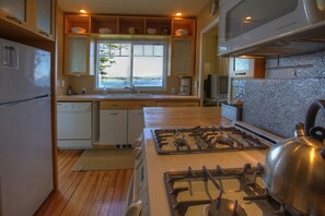 Kylskåp, mikrovågsugn, ugn och spish äll