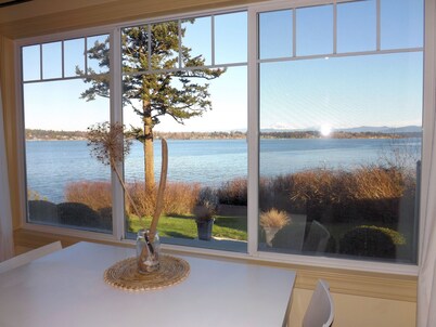 Waterfront Beach House close to everything!