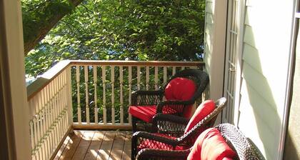 Victorian Carriage House tapaa Urban Loftin