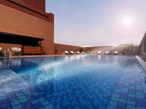Outdoor pool, open 5:00 PM to 9:00 PM, pool umbrellas, sun loungers - Inhouse Hotel Grand (Taichung)