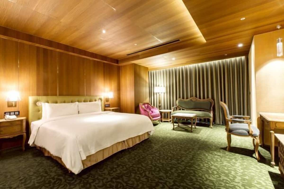 Premium bedding, down comforters, pillowtop beds, in-room safe