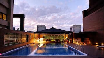 Udendørs pool, åben fra kl. 17.00 til kl. 21.00, parasoller, liggestole