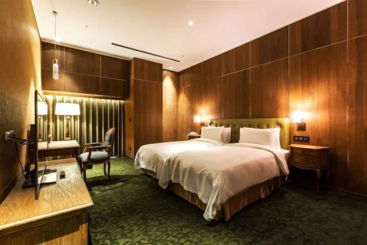 Premium bedding, down comforters, pillowtop beds, in-room safe