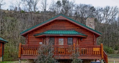 Wonderful Studio Cabin - Close To The River and Town. Perfect For Couples !