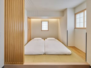 Down comforters, in-room safe, desk, blackout drapes