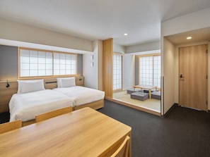 Down comforters, in-room safe, desk, blackout drapes