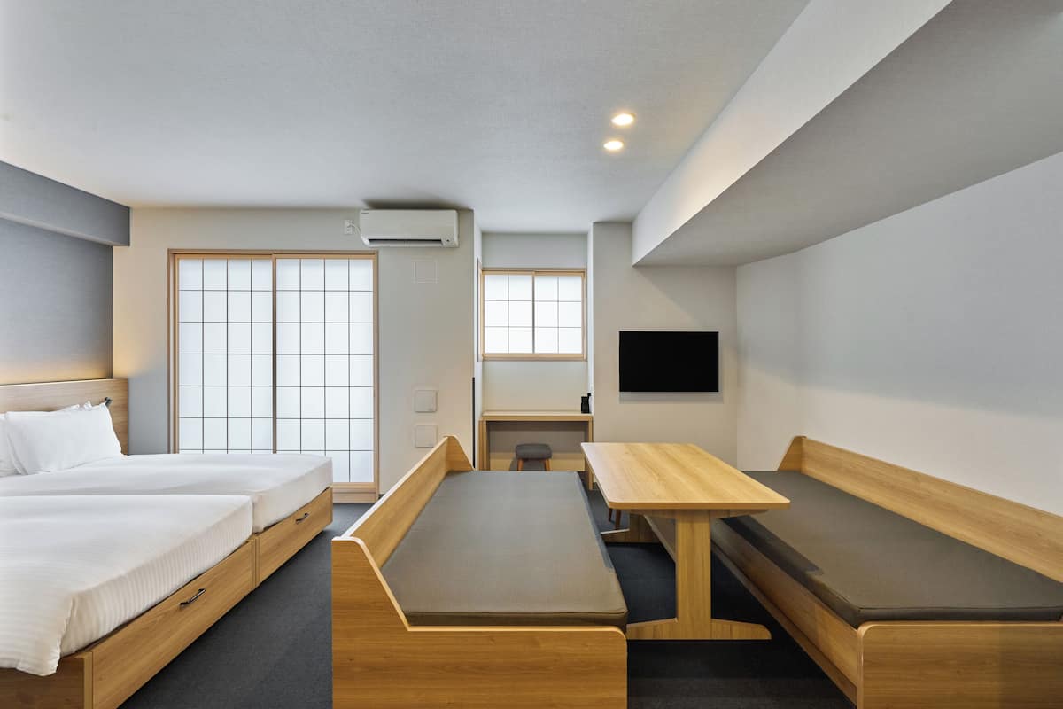 Down duvets, in-room safe, desk, blackout curtains