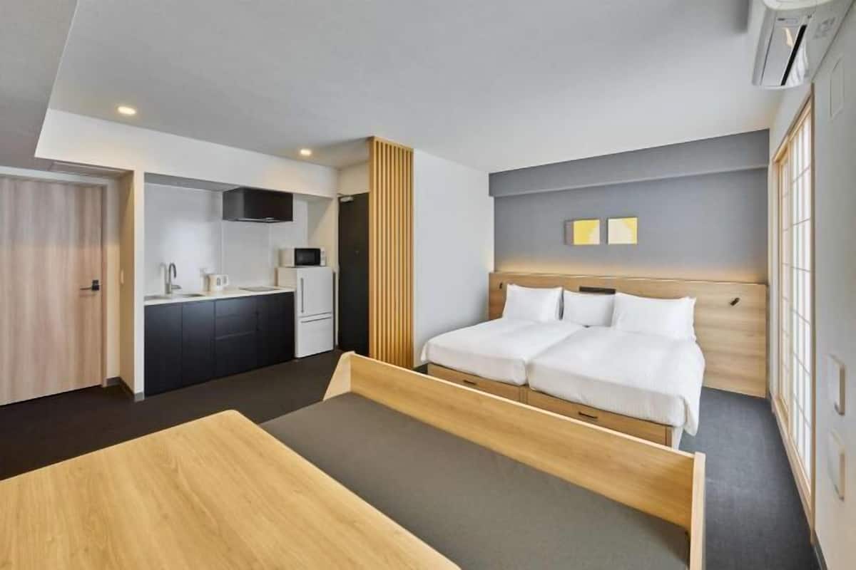 Down comforters, in-room safe, desk, blackout drapes