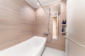 Separate bathtub and shower, deep-soaking bathtub