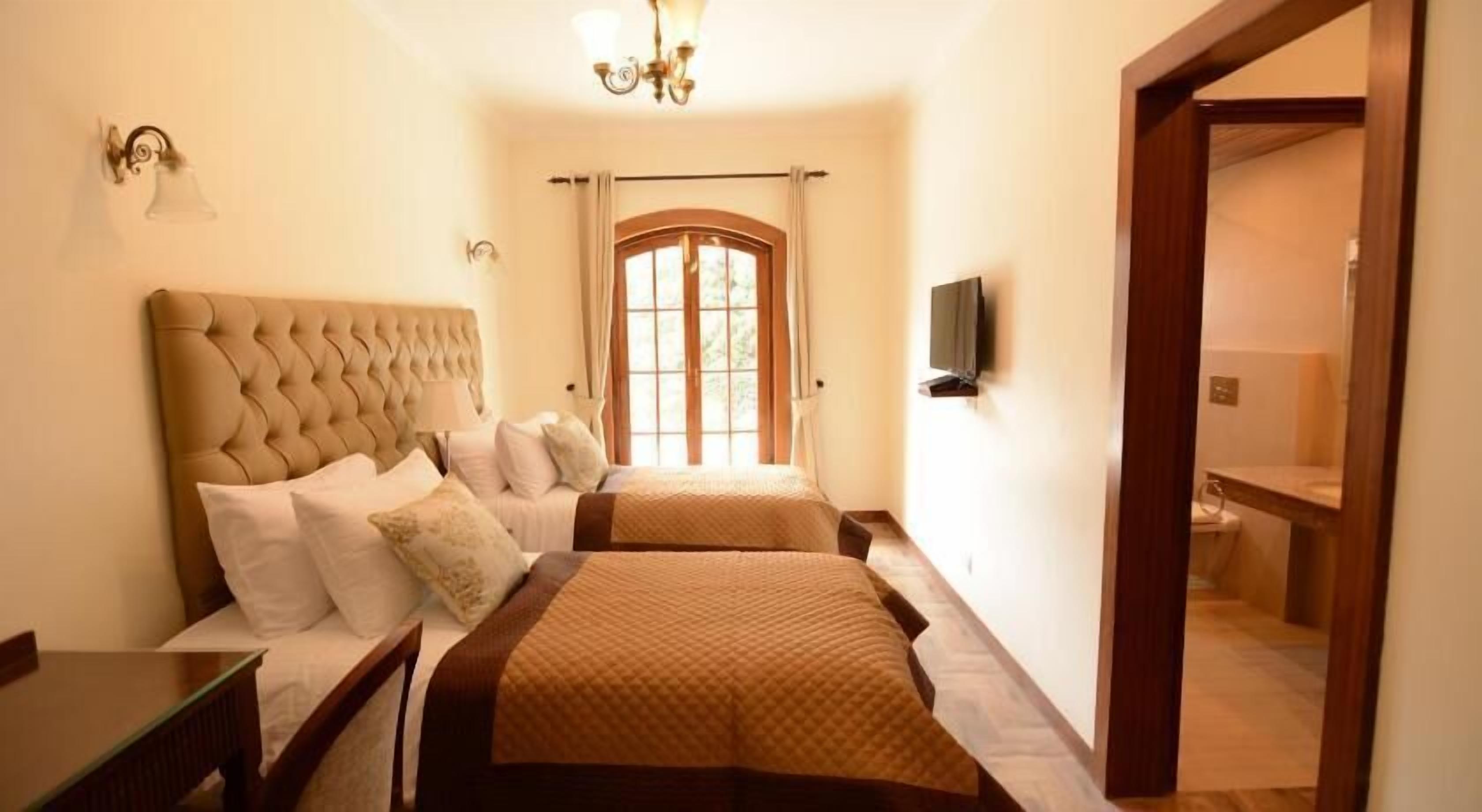 Luxe beddengoed, een minibar, een kluis op de kamer