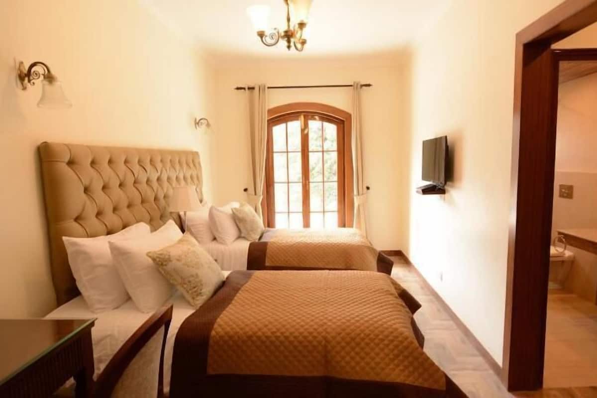 Sengetøy av topp kvalitet, minibar, safe på rommet og skrivebord