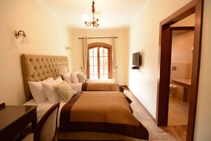 Kaliteli yatak takımı, minibar, odada kasa, masa 
