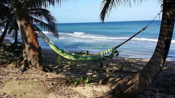 Ubicación a pie de playa, tumbonas y toallas de playa