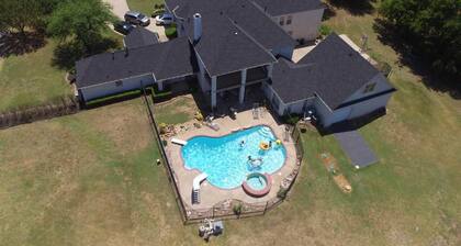 NEWHOUSE MANSION DALLAS TOP 10 Vacation Rental
POOL and SPA
3 Acres Of Land