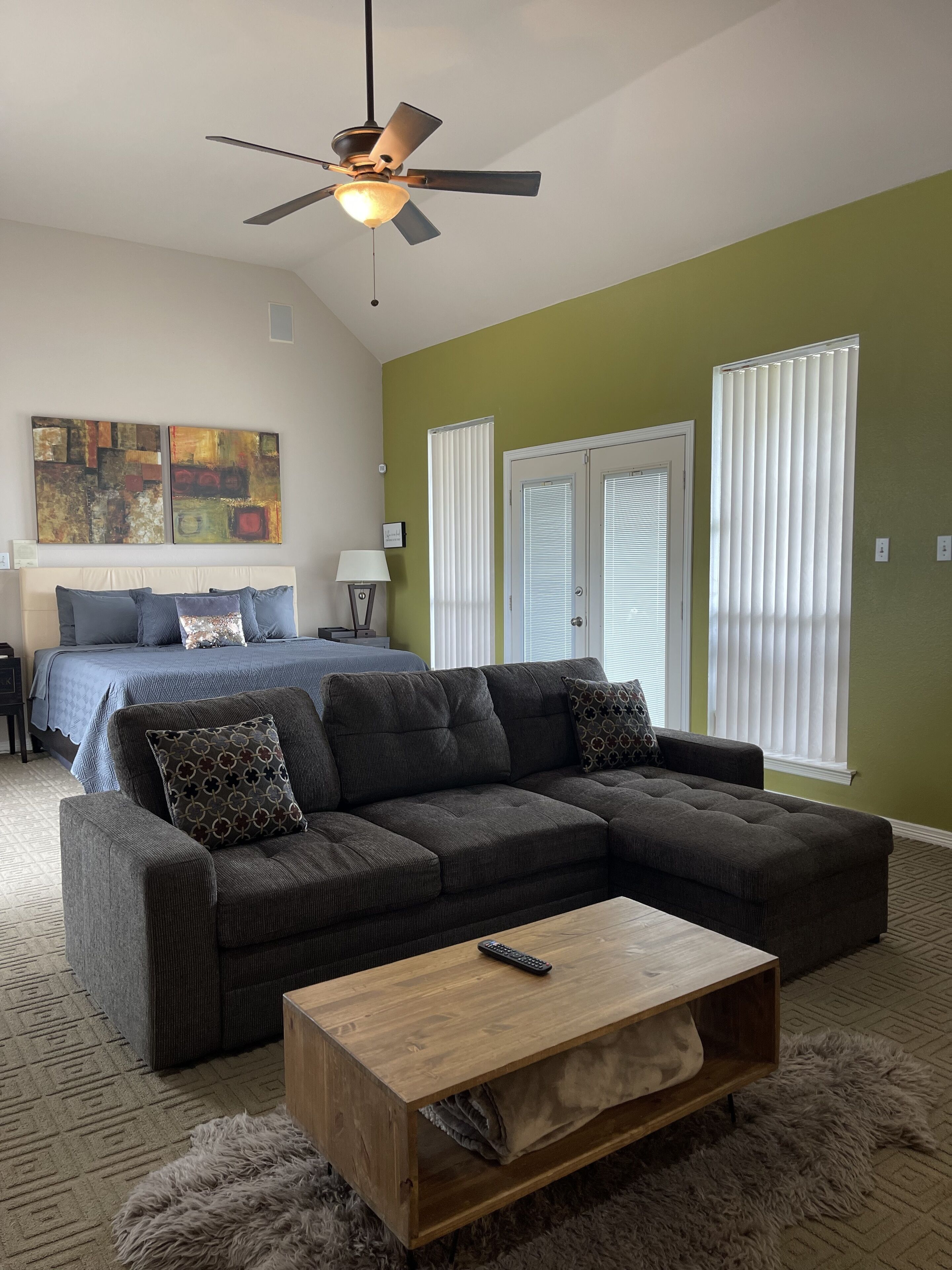 Smart TV, chimenea, futbolito y libros 