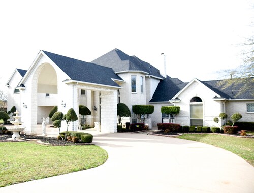 NEWHOUSE MANSION DALLAS TOP 10 Vacation Rental 
 POOL and SPA
3 Acres Of Land