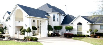 NEWHOUSE MANSION DALLAS TOP 10 Vacation Rental 
 POOL and SPA
3 Acres Of Land