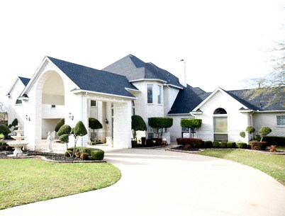 NEWHOUSE MANSION DALLAS TOP 10 Vacation Rental 
 POOL and SPA
3 Acres Of Land