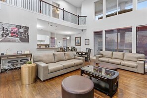 Smart-tv, een open haard, tafelvoetbal en boeken