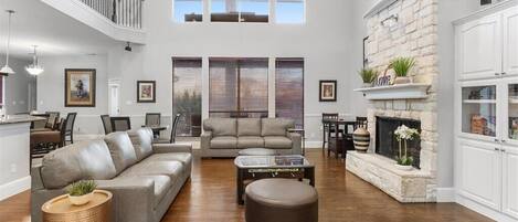 Älytelevisio, takka, pöytäjalkapallopöytä, kirjoja