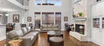 NEWHOUSE MANSION DALLAS TOP 10 Vacation Rental 
 POOL and SPA
3 Acres Of Land